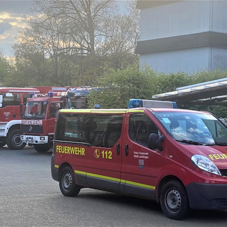 Rund um das Schulzentrum parkten am Freitagabend während der Jahesdeinstversammlung die Fahrzeuge der Freiwilligen Feierwehr Leichlingen.
