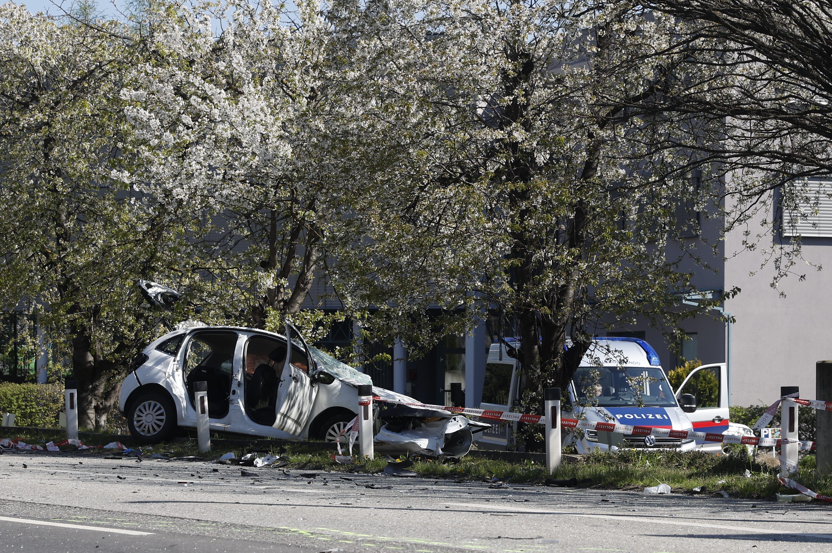 22.04.2023, Österreich, Graz: Ein total beschädigtes Auto steht nach einem Frontalzusammenstoß mit einem anderen Auto an der Unfallstelle.