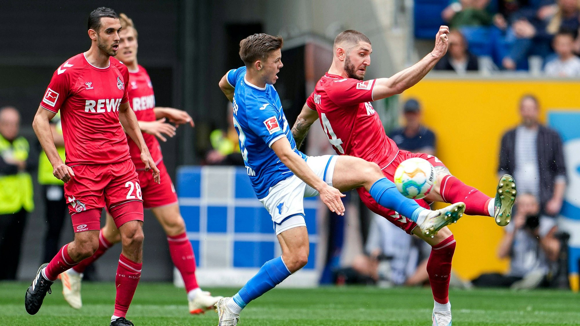 Chabot ist mit langem Bein vor Baumgartner am Ball