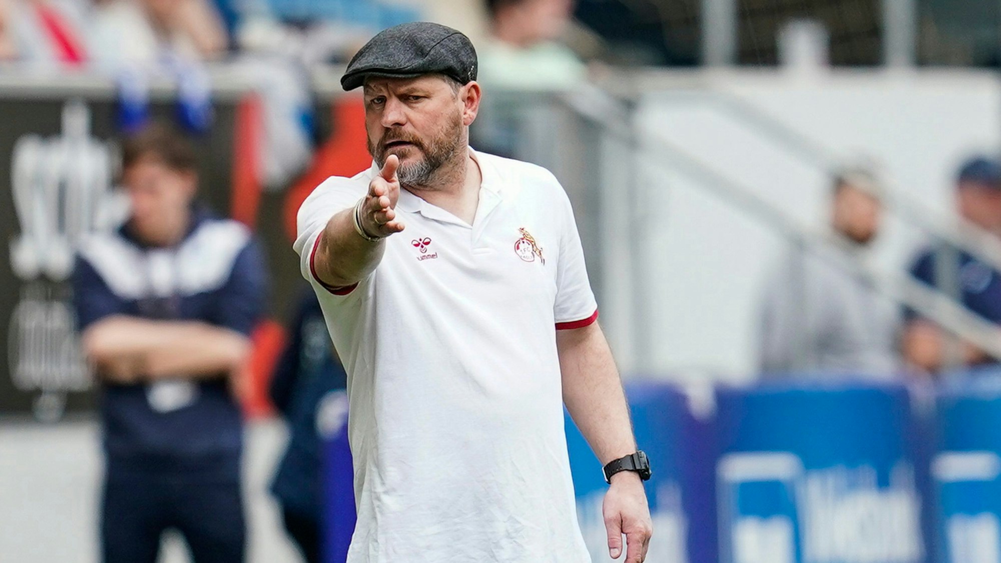 Baumgart gestikuliert am Seitenrand