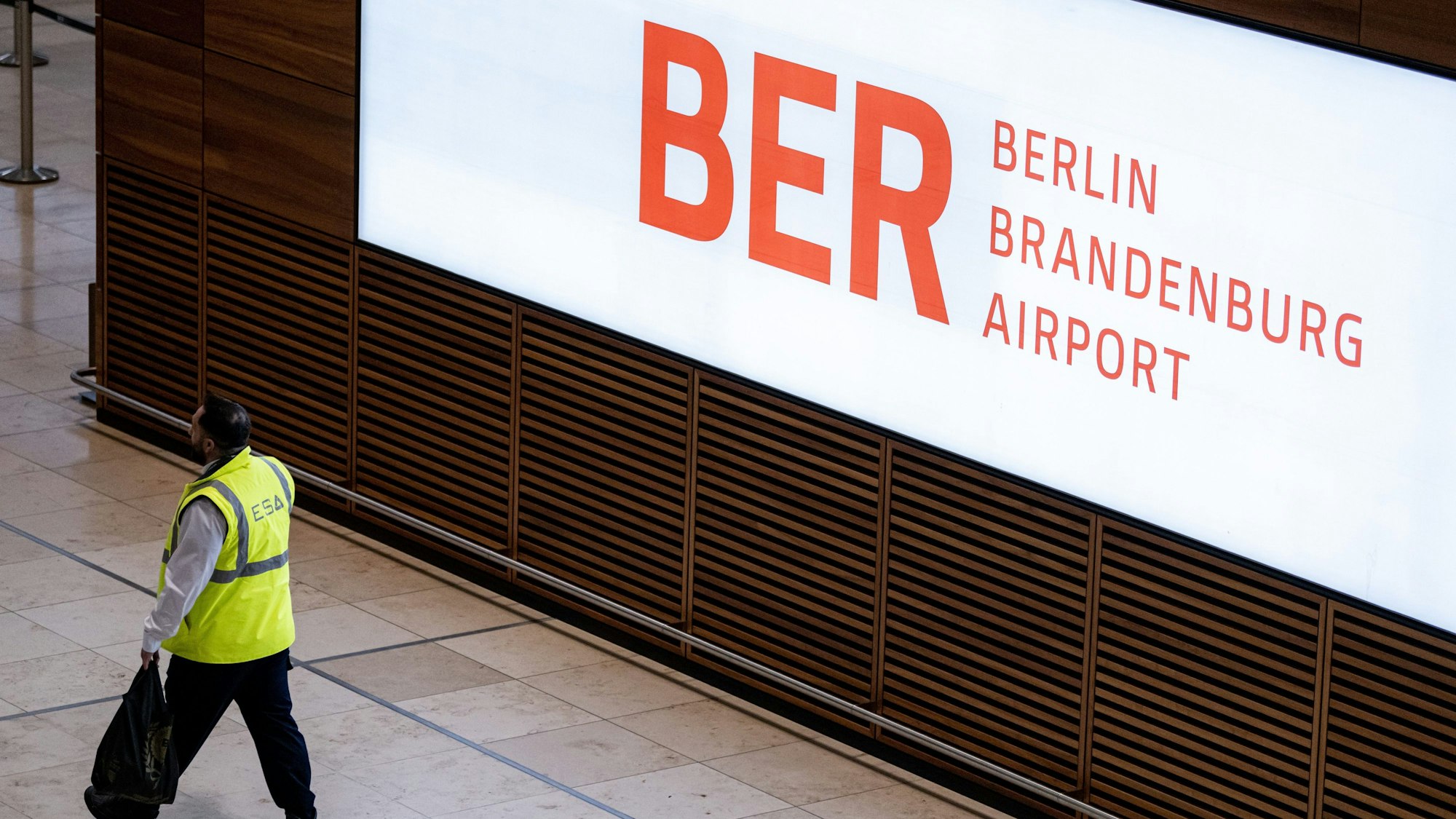 13.03.2023, Brandenburg, Schönefeld: Die Halle am Terminal 1 bleibt bei Warnstreiks von Verdi am BER-Flughafen fast leer.