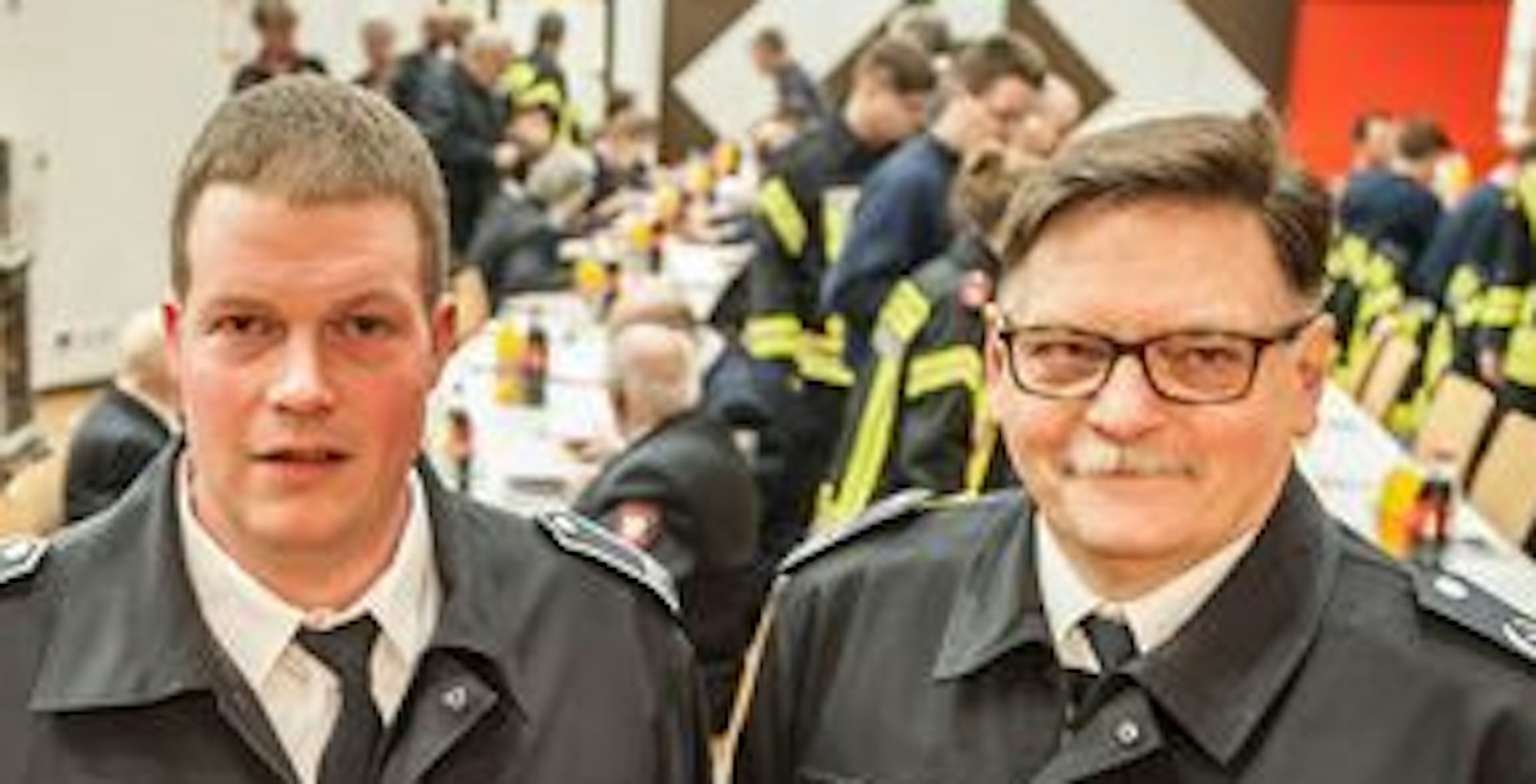 Leichlingens Wehrleiter Björn Heitmann (M.) mit dessen Vorgänger Ronald Hillbrenner bei der Amtsübergabe 2017.