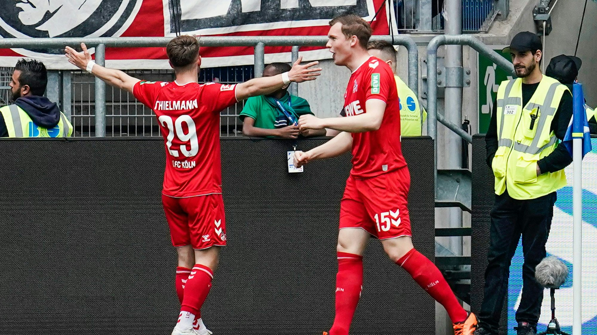 Thielmann jubelt mit ausgebreiteten Armen vor dem Gästeblock