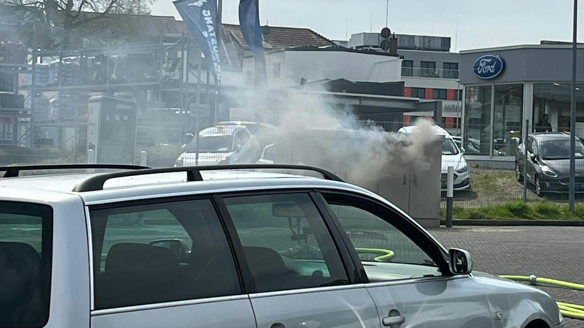 Der brennende Trafo aus einiger Entfernung.