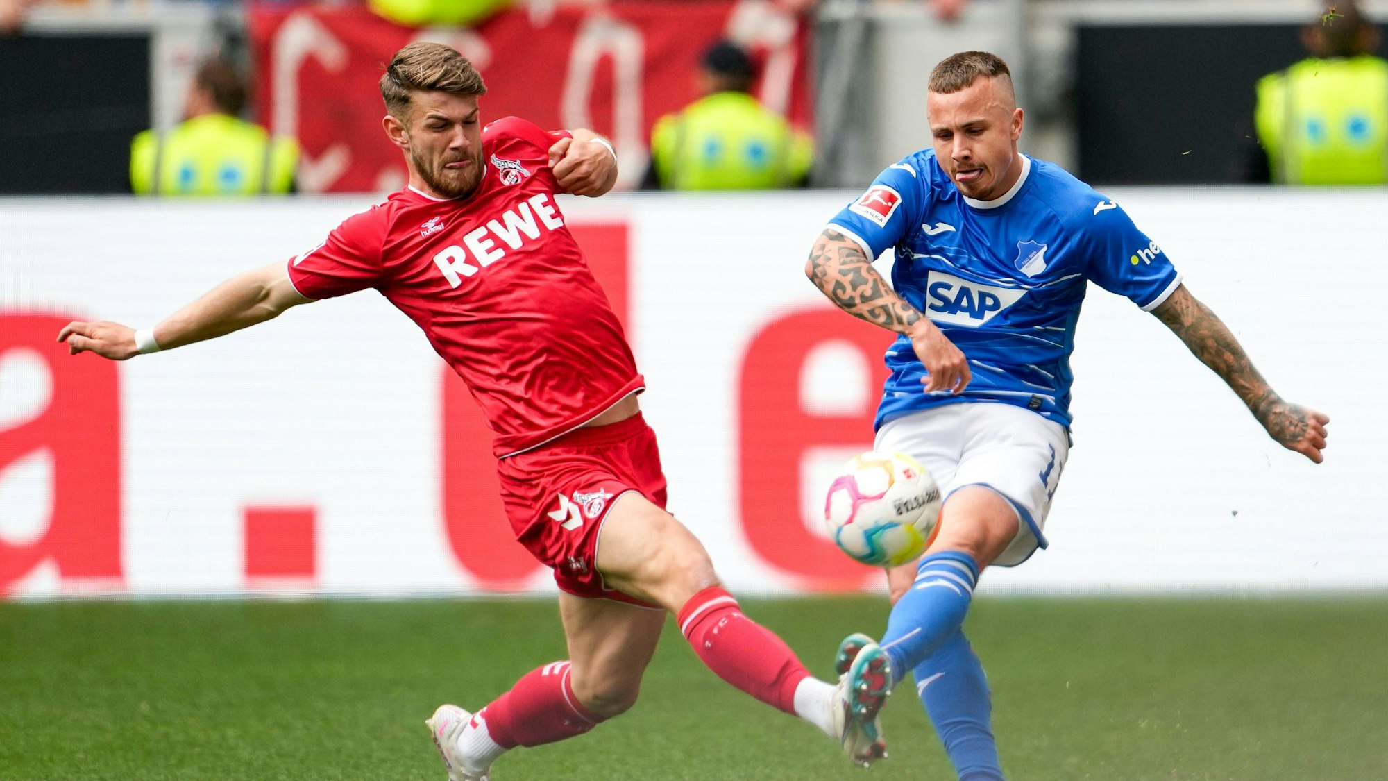 Thielmann versucht, Angelinos hohen Ball zu blocken