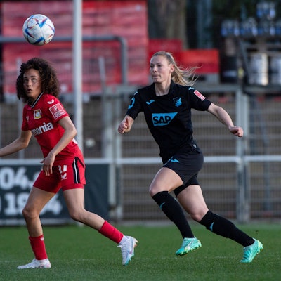 Amira Arfaoui Bayer 04 Leverkusen 17 im Zweikampf mit Sarai Linder TSG Hoffenheim, 22, GER, Bayer 04 Leverkusen vs. TSG 1899 Hoffenheim, Fussball Flyeralarm Frauen Bundesliga, 18. Spieltag, Spielzeit 2022/2023, 21.04.2023 GER, Bayer 04 Leverkusen vs. TSG 1899 Hoffenheim, Fussball Flyeralarm Frauen Bundesliga, 18. Spieltag, Spielzeit 2022/2023, 21.04.2023 Leverkusen *** Amira Arfaoui Bayer 04 Leverkusen 17 in duel with Sarai Linder TSG Hoffenheim, 22 , GER, Bayer 04 Leverkusen vs TSG 1899 Hoffenheim, Football Flyeralarm Womens Bundesliga, 18 Matchday, Season 2022 2023, 21 04 2023 GER, Bayer 04 Leverkusen vs TSG 1899 Hoffenheim, Football Flyeralarm Womens Bundesliga, 18 Matchday, Season 2022 2023, 21 04 2023 Leverkusen Copyright: xEibner/Memmlerx EP_MMR