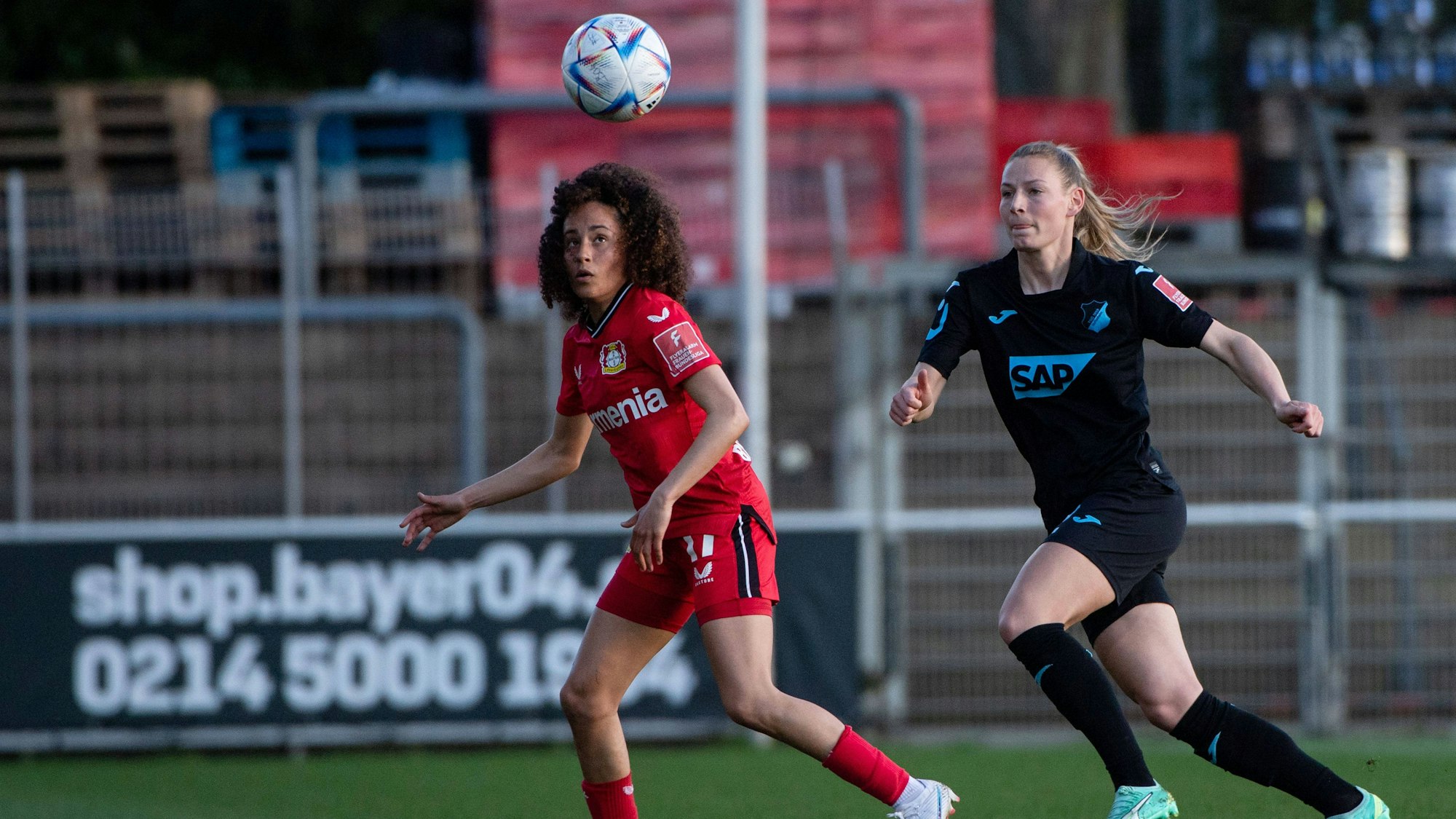 Amira Arfaoui Bayer 04 Leverkusen 17 im Zweikampf mit Sarai Linder TSG Hoffenheim, 22, GER, Bayer 04 Leverkusen vs. TSG 1899 Hoffenheim, Fussball Flyeralarm Frauen Bundesliga, 18. Spieltag, Spielzeit 2022/2023, 21.04.2023 GER, Bayer 04 Leverkusen vs. TSG 1899 Hoffenheim, Fussball Flyeralarm Frauen Bundesliga, 18. Spieltag, Spielzeit 2022/2023, 21.04.2023 Leverkusen *** Amira Arfaoui Bayer 04 Leverkusen 17 in duel with Sarai Linder TSG Hoffenheim, 22 , GER, Bayer 04 Leverkusen vs TSG 1899 Hoffenheim, Football Flyeralarm Womens Bundesliga, 18 Matchday, Season 2022 2023, 21 04 2023 GER, Bayer 04 Leverkusen vs TSG 1899 Hoffenheim, Football Flyeralarm Womens Bundesliga, 18 Matchday, Season 2022 2023, 21 04 2023 Leverkusen Copyright: xEibner/Memmlerx EP_MMR