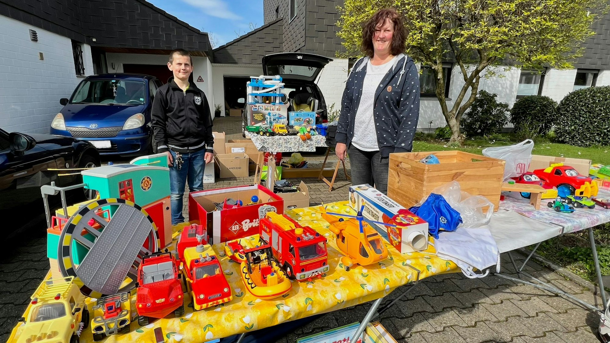 Bürriger Stadtteil-Trödel: Annette Leißner und ihr Sohn Marco haben eine bunte Spielzeugwelt im Angebot