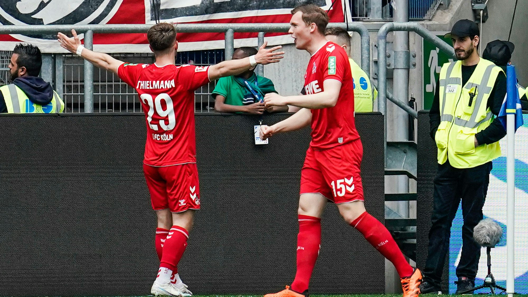 Kölns Torschütze Jan Thielmann (l) jubelt mit Kölns Luca Kilian über das Tor zum zwischenzeitlichen 0:3.