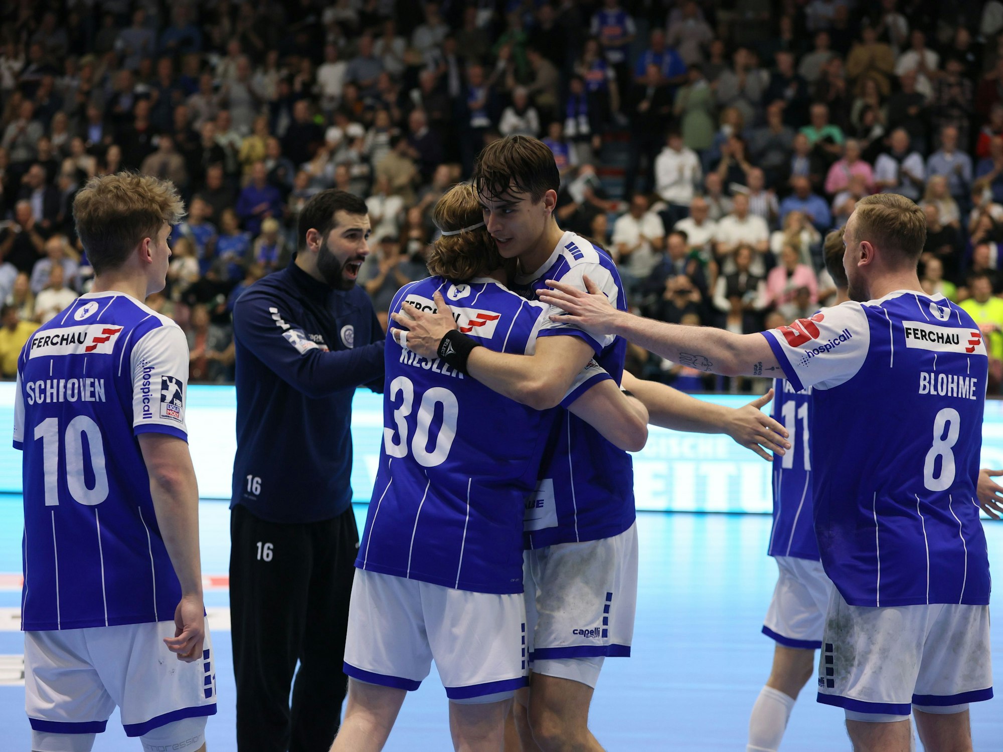 Handballspieler gratulieren sich zum Sieg.