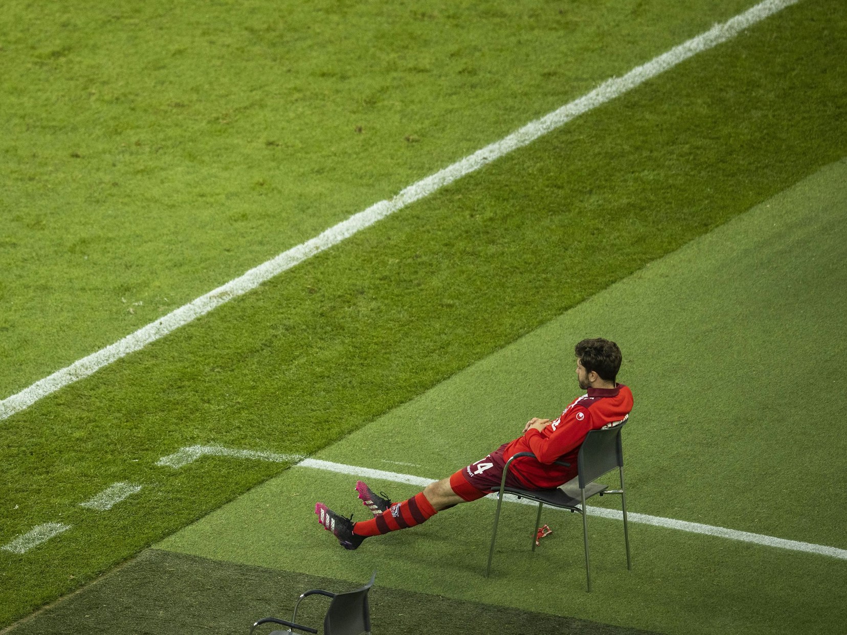 Kölns Kapitän Jonas Hector sitzt nach dem Bundesligaspiel gegen RB Leipzig im April 2021 alleine im leeren Rhein-Energie-Stadion.