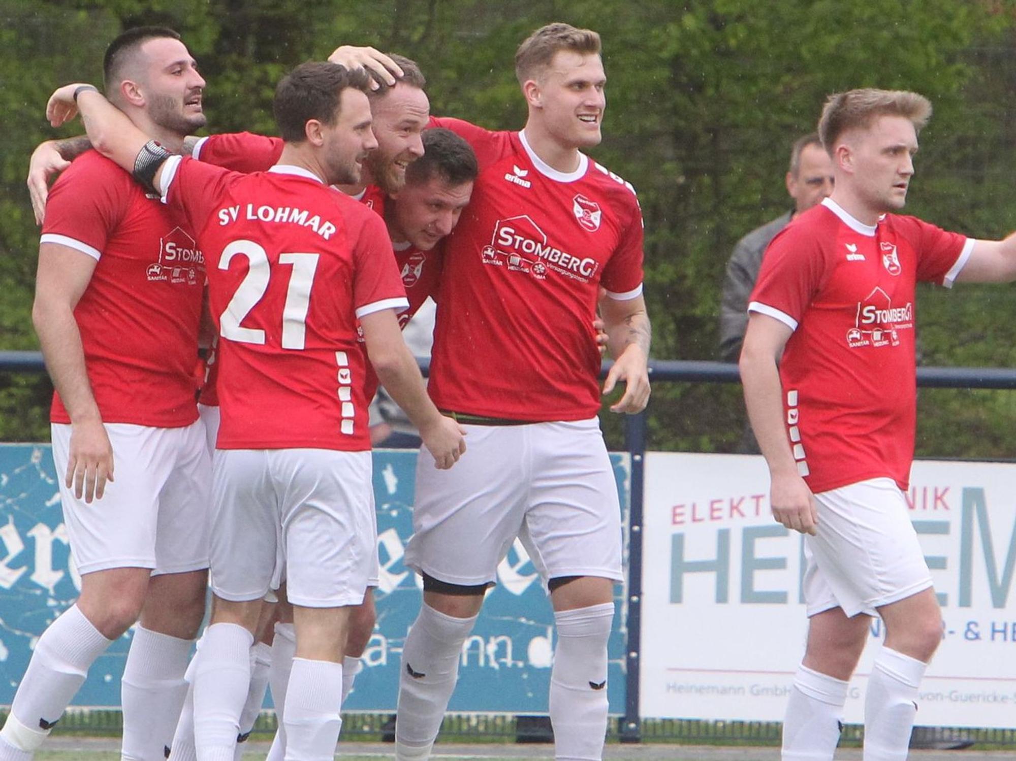 David Schröer (Dritter von links) vom SV Lohmar