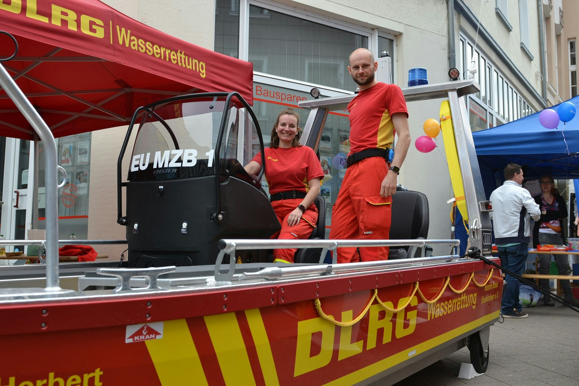 Zwei Mitglieder der DLRG auf ihrem Wasserrettungsboot.