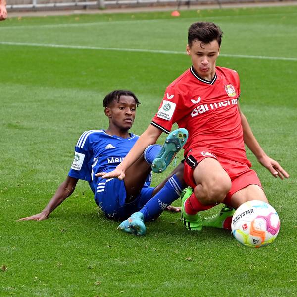 10.09.2022, Fussball-Bayer U17-Schalke U17
links: Sitotaw van Eck (Schalke)
rechts: Kerim-Sam Alajbegovic (Bayer)
Foto: Uli Herhaus