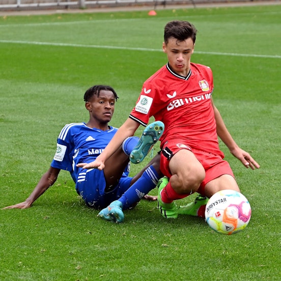 10.09.2022, Fussball-Bayer U17-Schalke U17
links: Sitotaw van Eck (Schalke)
rechts: Kerim-Sam Alajbegovic (Bayer)
Foto: Uli Herhaus