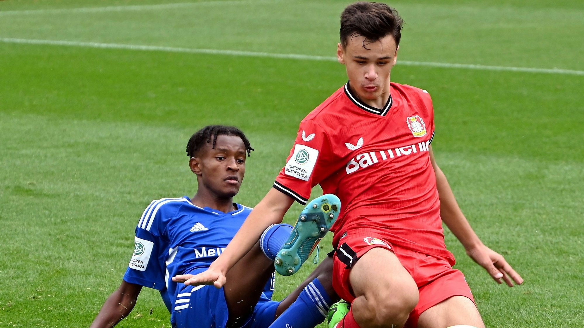 10.09.2022, Fussball-Bayer U17-Schalke U17
links: Sitotaw van Eck (Schalke)
rechts: Kerim-Sam Alajbegovic (Bayer)
Foto: Uli Herhaus