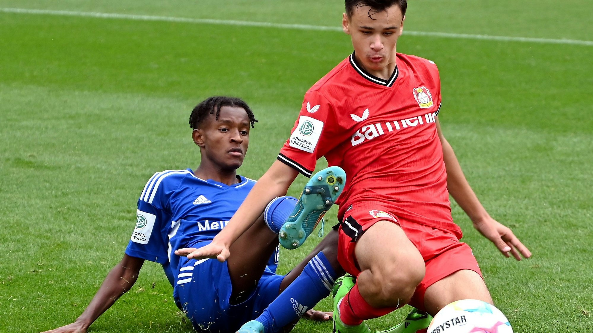 10.09.2022, Fussball-Bayer U17-Schalke U17
links: Sitotaw van Eck (Schalke)
rechts: Kerim-Sam Alajbegovic (Bayer)
Foto: Uli Herhaus