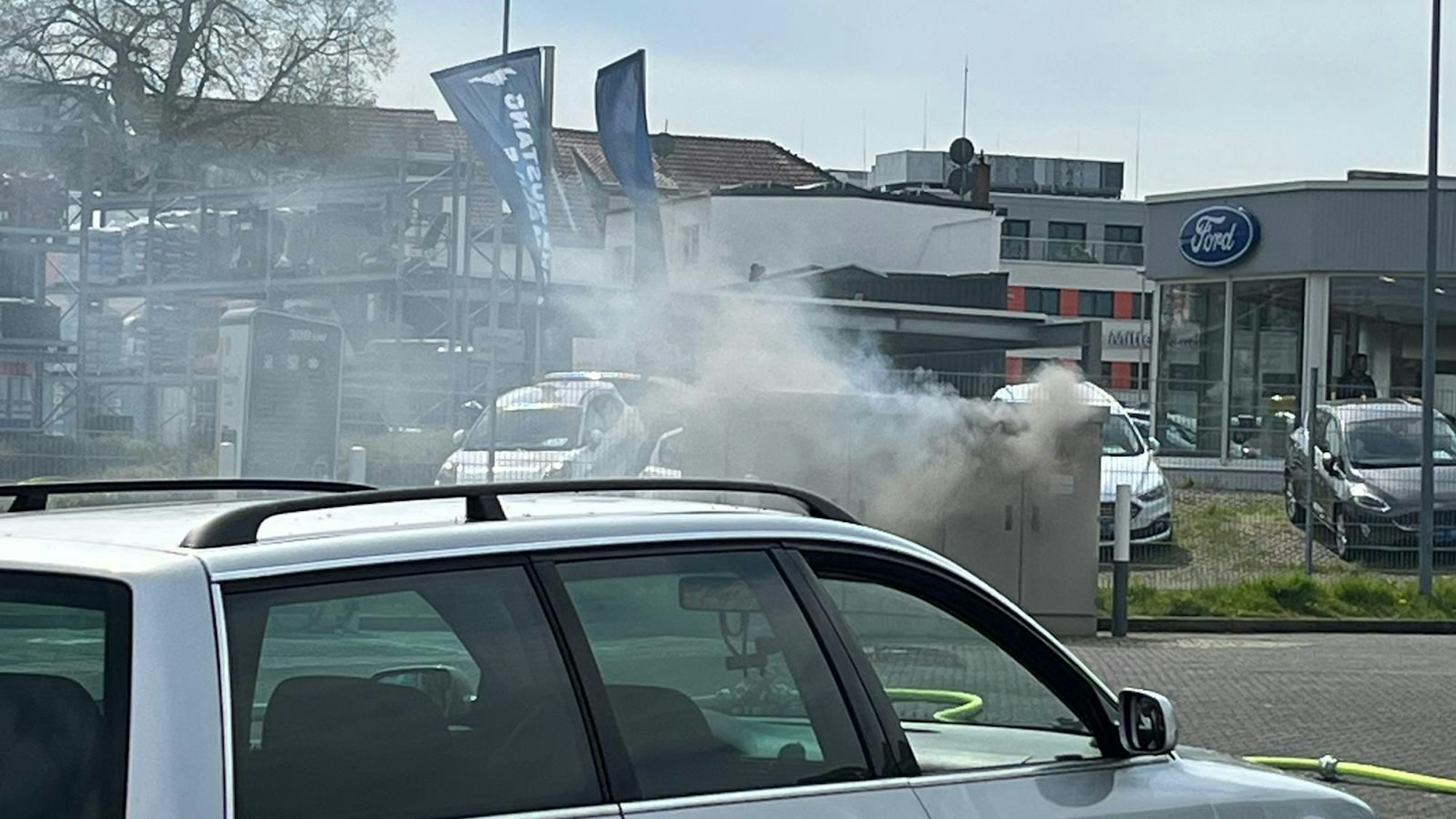 Aus einer Transformatorenbox dringen dichte Rauchwolken.