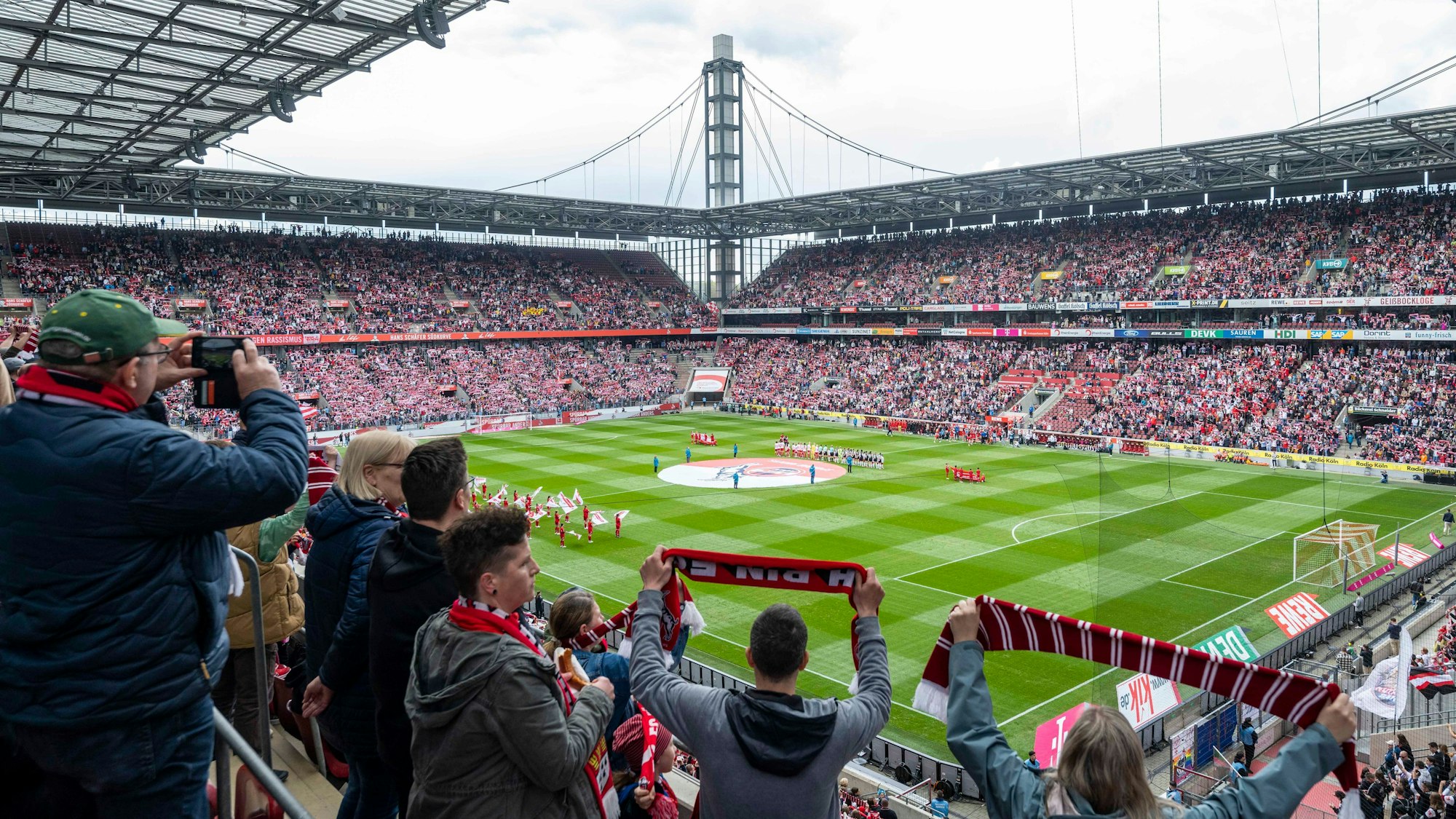 23.04.2023, Nordrhein-Westfalen, Köln: Fußball, Frauen: Bundesliga, 1. FC Köln - Eintracht Frankfurt, 18. Spieltag, RheinEnergieStadion: Die Fans feiern beim Einlaufen der Mannschaften. Die Veranstalter rechnen mit mehr als 30.000 Zuschauern. Das wäre ein Zuschauerrekord für die Frauen-Bundesliga. Foto: David Inderlied/dpa - WICHTIGER HINWEIS: Gemäß den Vorgaben der DFL Deutsche Fußball Liga bzw. des DFB Deutscher Fußball-Bund ist es untersagt, in dem Stadion und/oder vom Spiel angefertigte Fotoaufnahmen in Form von Sequenzbildern und/oder videoähnlichen Fotostrecken zu verwerten bzw. verwerten zu lassen. +++ dpa-Bildfunk +++