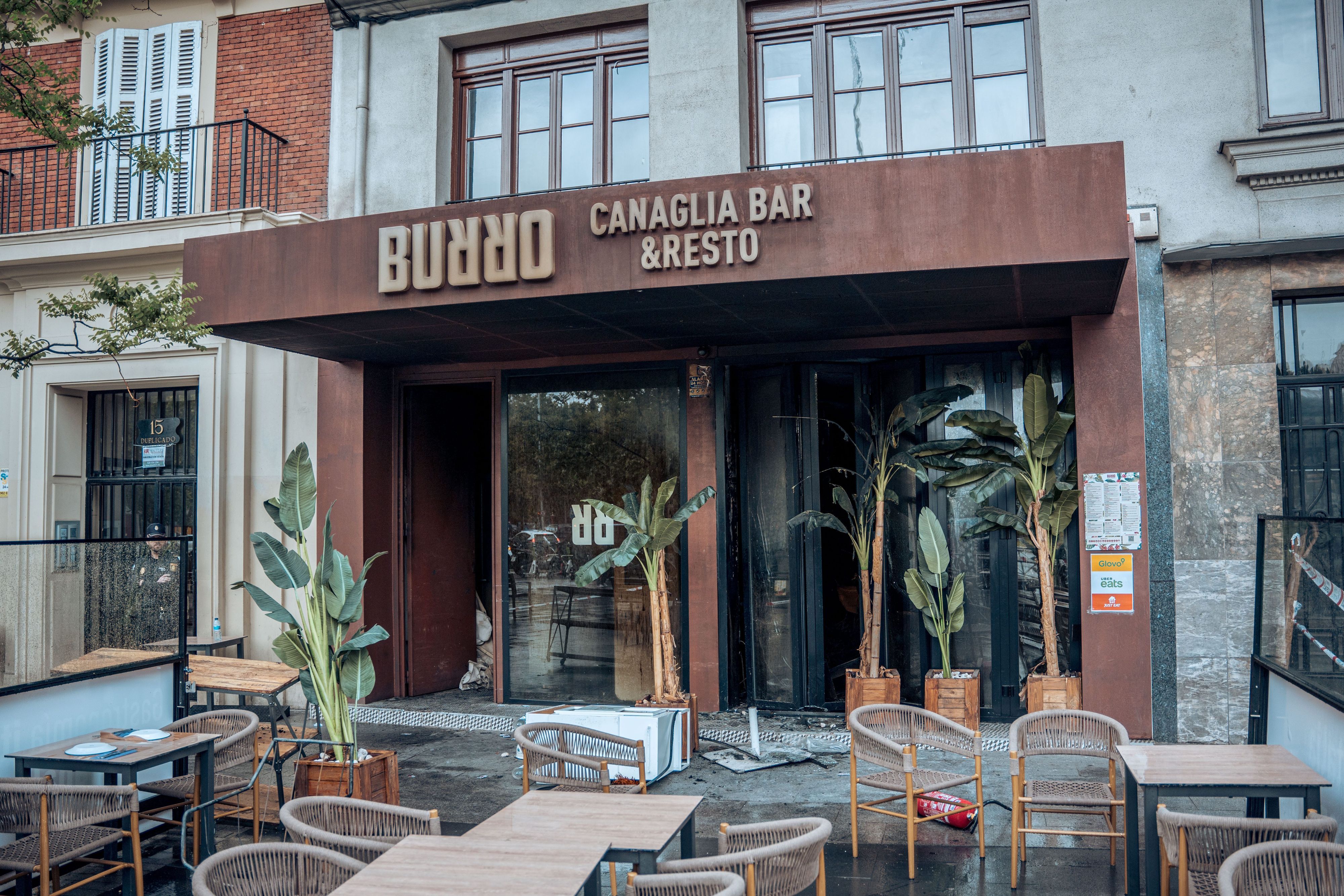 Das Restaurante "Burro Canaglia Bar & Resto" auf der Plaza de Manuel Becerra, aufgenommen nachdem im Inneren des Lokals ein Feuer ausgebrochen war.