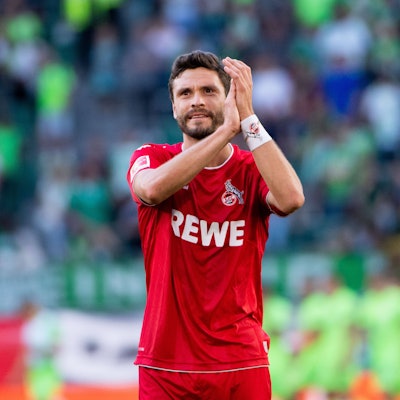 FC-Kapitän Jonas Hector jubelt über einen Sieg und applaudiert in Richtung Fans.