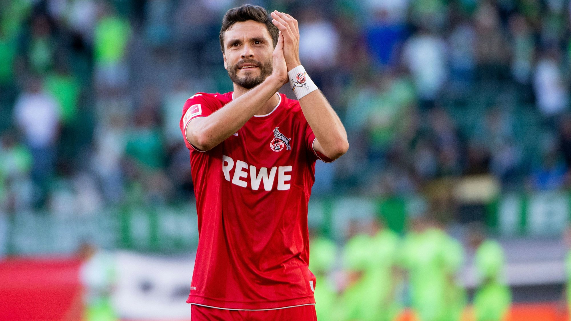 FC-Kapitän Jonas Hector jubelt über einen Sieg und applaudiert in Richtung Fans.