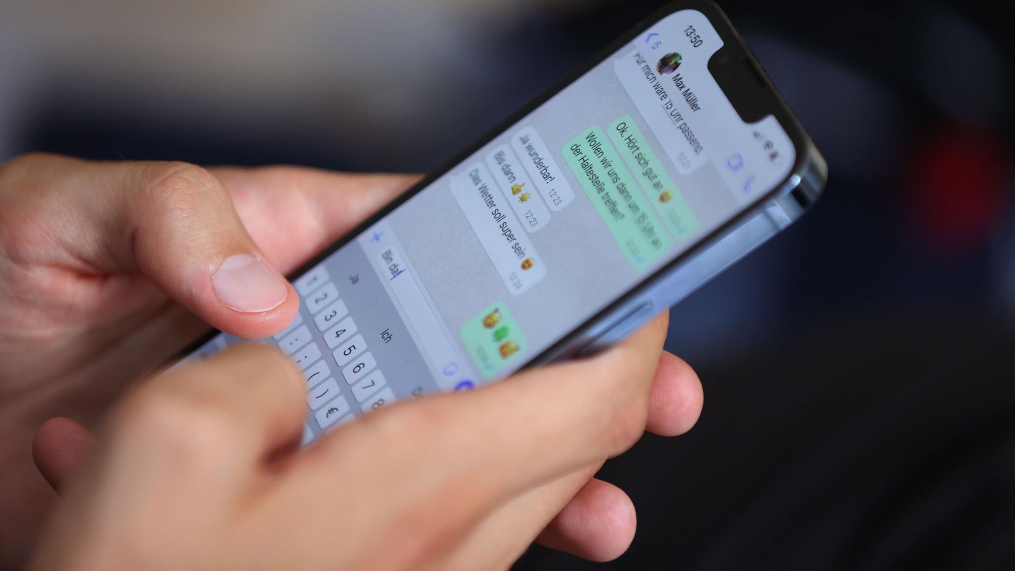 Ein junger Mann tippt auf einem Smartphone eine WhatsApp Nachricht. Sprachnachrichten sorgen dagegen bei manchen Empfängern für Frust. Andere freuen sich über die persönliche Botschaft. (zu dpa "Nicht noch eine Sprachnachricht?")