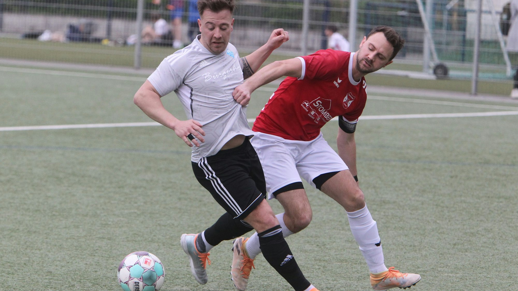 Andres Gallego (links) vom VfR Hangelar