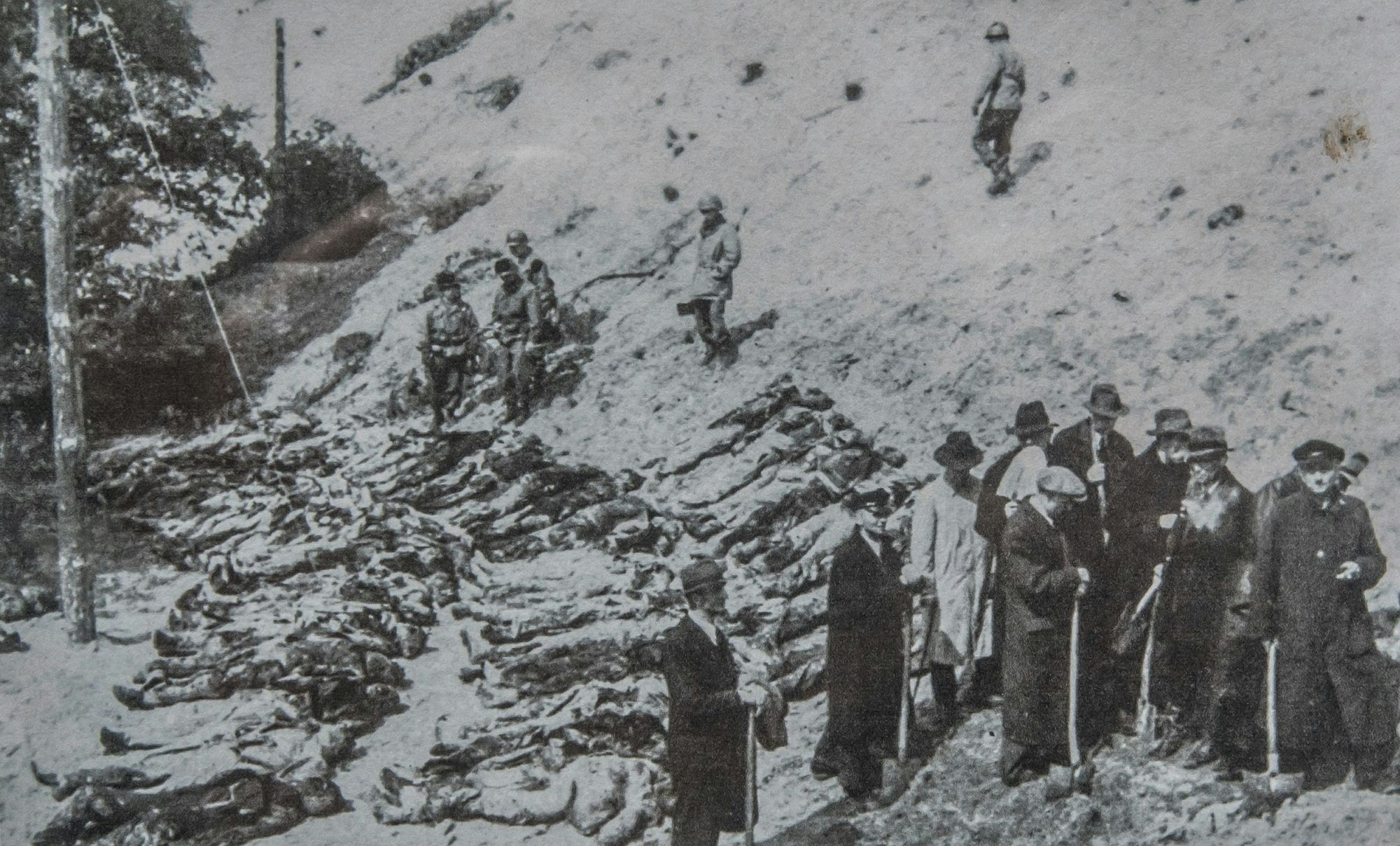 Repro: Die Amerikaner ließen die Getöteten exhumieren. Foto: Ralf Krieger