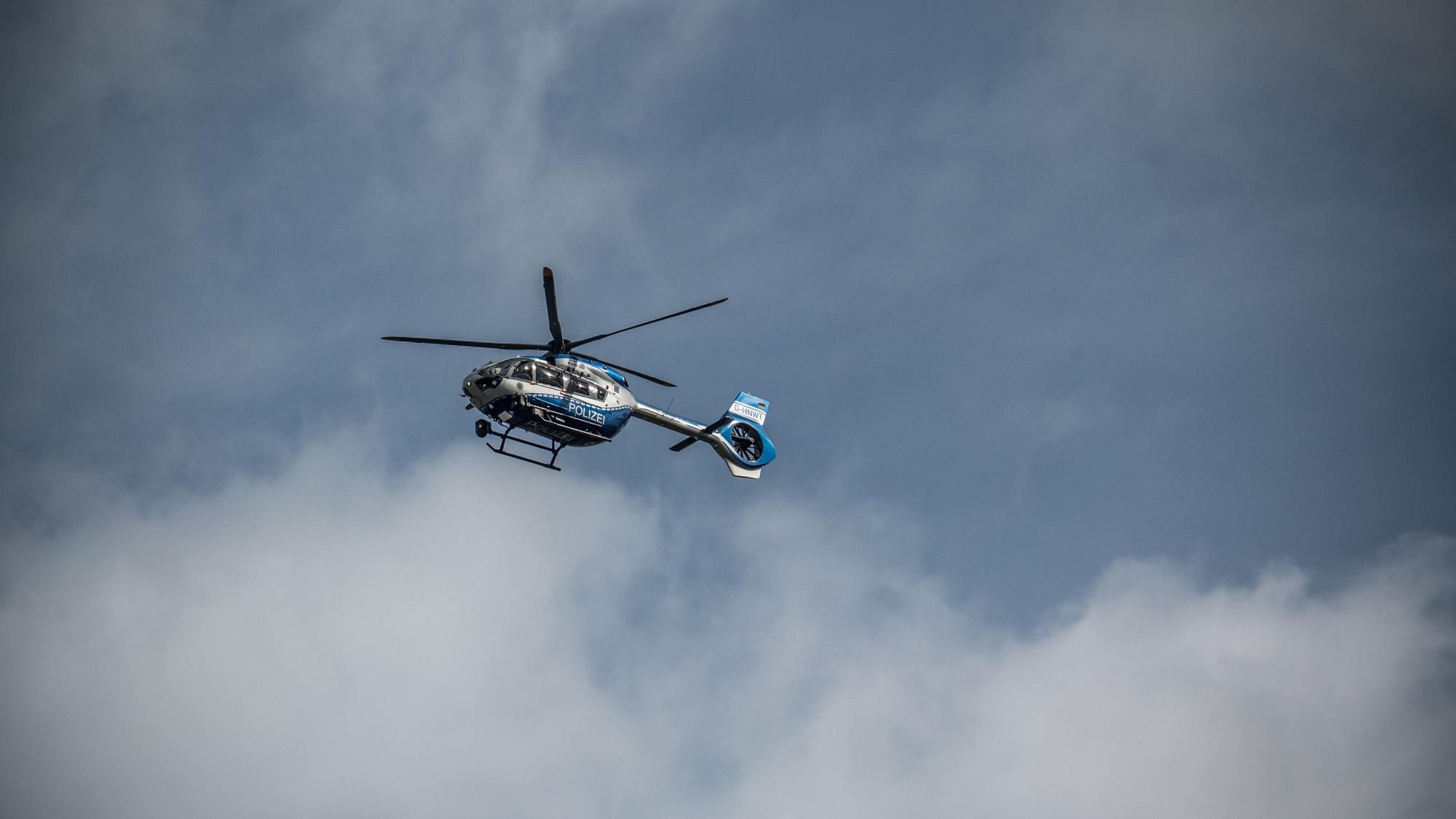 Polizei-Hubschrauber Hummel mit fünfblättrigem Rotor über Leverkusen.
