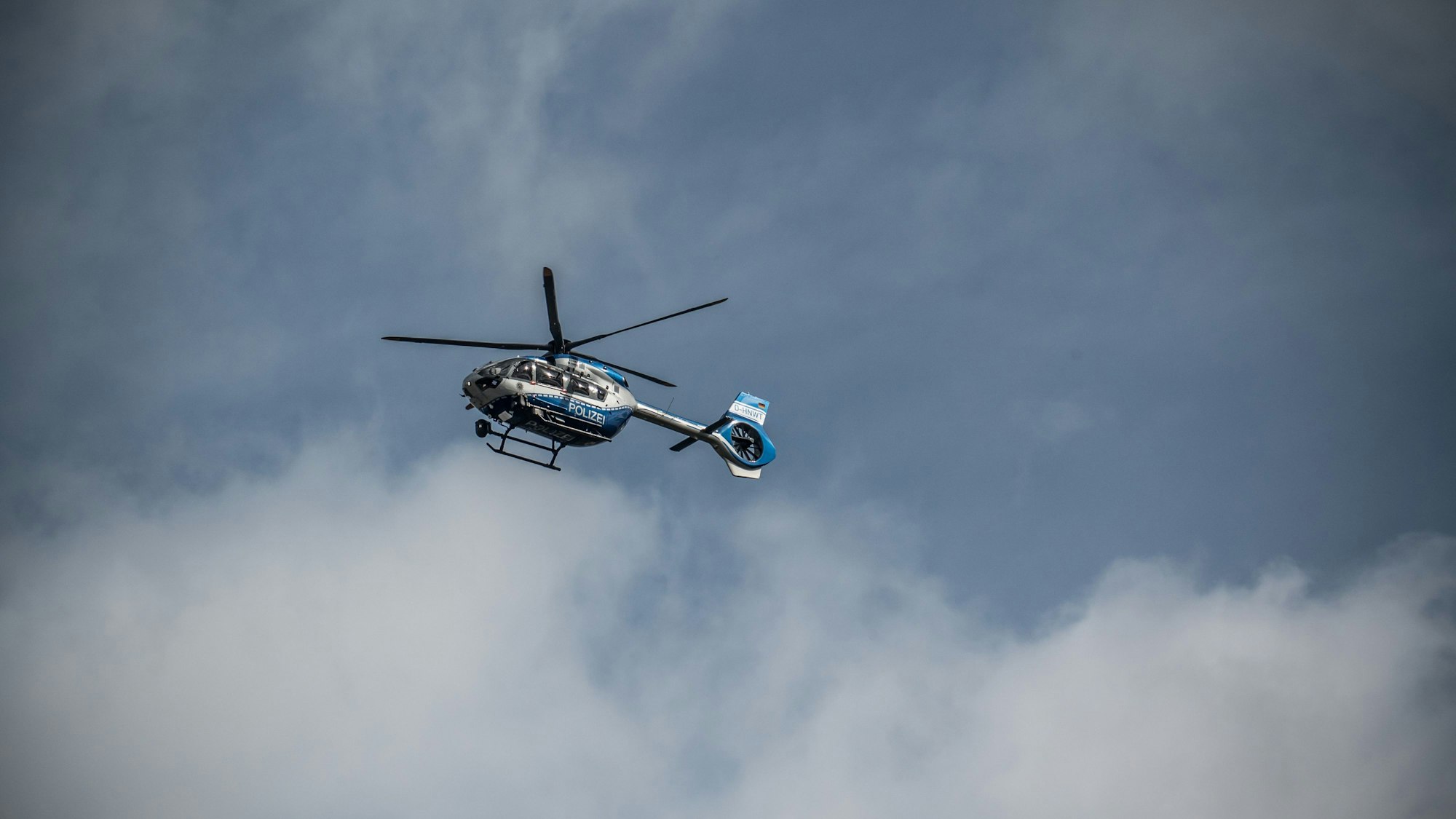 Polizei-Hubschrauber Hummel mit fünfblättrigem Rotor über Leverkusen.