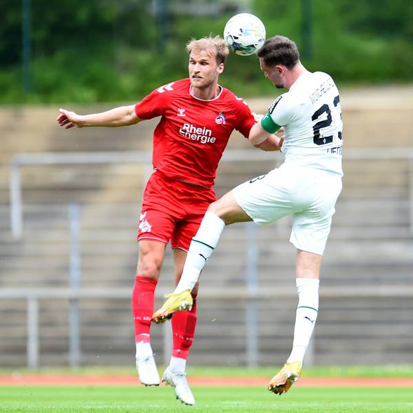 Fußball Herren Regionalliga West Saison 2022/2023 31. Spieltag: Borussia Mönchengladbach U23 - 1. FC Köln U21, U 21 am 22.04.2023 im Grenzlandstadion in Mönchengladbach Martin Sebastian Andersson 1. FC Köln U21 , links - Michel Lieder Borussia Mönchengladbach U23 , rechts Nordrhein-Westfalen Deutschland *** Soccer Men Regionalliga West Season 2022 2023 31 Matchday Borussia Mönchengladbach U23 1 FC Köln U21 on 22 04 2023 at Grenzlandstadion in Mönchengladbach Martin Sebastian Andersson 1 FC Köln U21 , left Michel Lieder Borussia Mönchengladbach U23 , right North Rhine Westphalia Germany