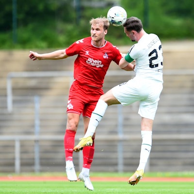 Fußball Herren Regionalliga West Saison 2022/2023 31. Spieltag: Borussia Mönchengladbach U23 - 1. FC Köln U21, U 21 am 22.04.2023 im Grenzlandstadion in Mönchengladbach Martin Sebastian Andersson 1. FC Köln U21 , links - Michel Lieder Borussia Mönchengladbach U23 , rechts Nordrhein-Westfalen Deutschland *** Soccer Men Regionalliga West Season 2022 2023 31 Matchday Borussia Mönchengladbach U23 1 FC Köln U21 on 22 04 2023 at Grenzlandstadion in Mönchengladbach Martin Sebastian Andersson 1 FC Köln U21 , left Michel Lieder Borussia Mönchengladbach U23 , right North Rhine Westphalia Germany