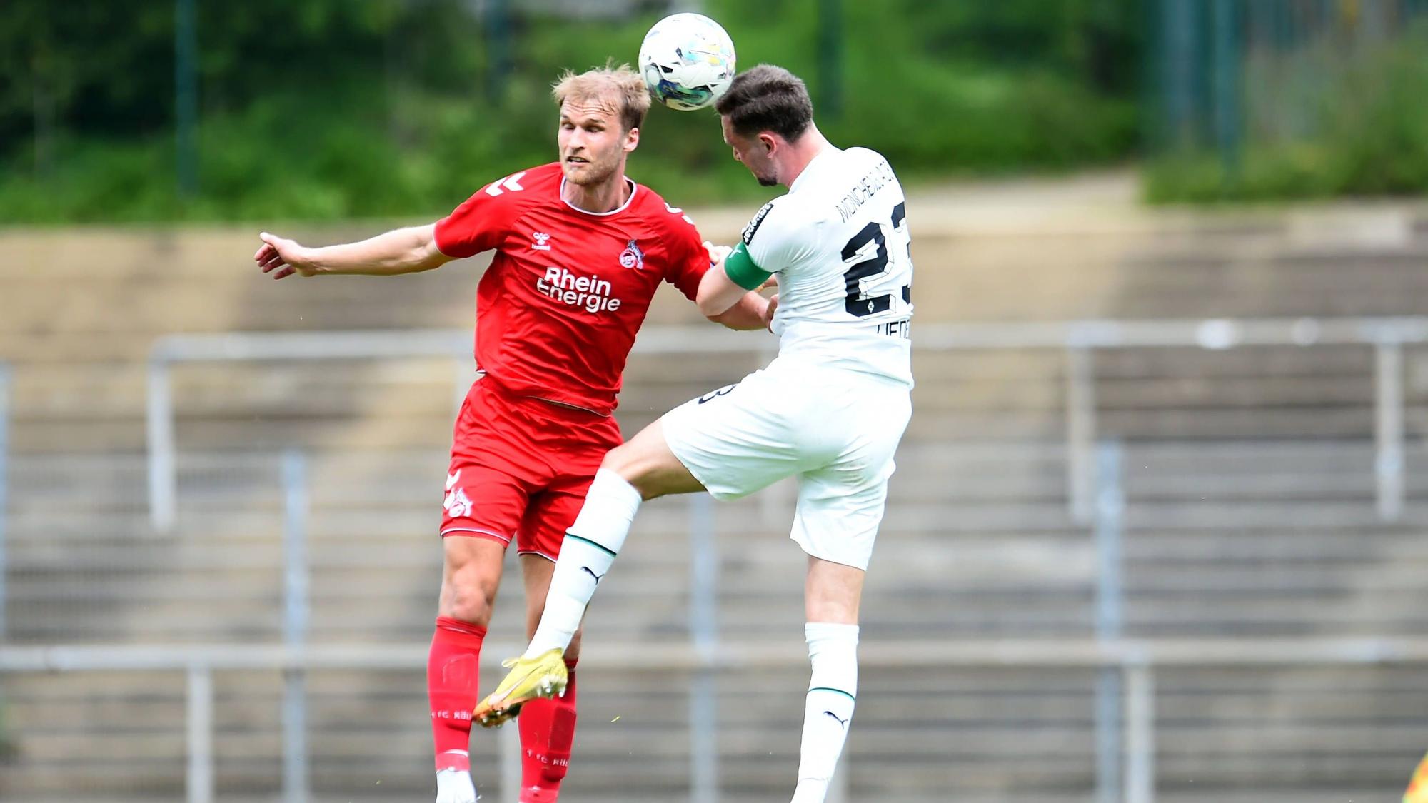 Fußball Herren Regionalliga West Saison 2022/2023 31. Spieltag: Borussia Mönchengladbach U23 - 1. FC Köln U21, U 21 am 22.04.2023 im Grenzlandstadion in Mönchengladbach Martin Sebastian Andersson 1. FC Köln U21 , links - Michel Lieder Borussia Mönchengladbach U23 , rechts Nordrhein-Westfalen Deutschland *** Soccer Men Regionalliga West Season 2022 2023 31 Matchday Borussia Mönchengladbach U23 1 FC Köln U21 on 22 04 2023 at Grenzlandstadion in Mönchengladbach Martin Sebastian Andersson 1 FC Köln U21 , left Michel Lieder Borussia Mönchengladbach U23 , right North Rhine Westphalia Germany