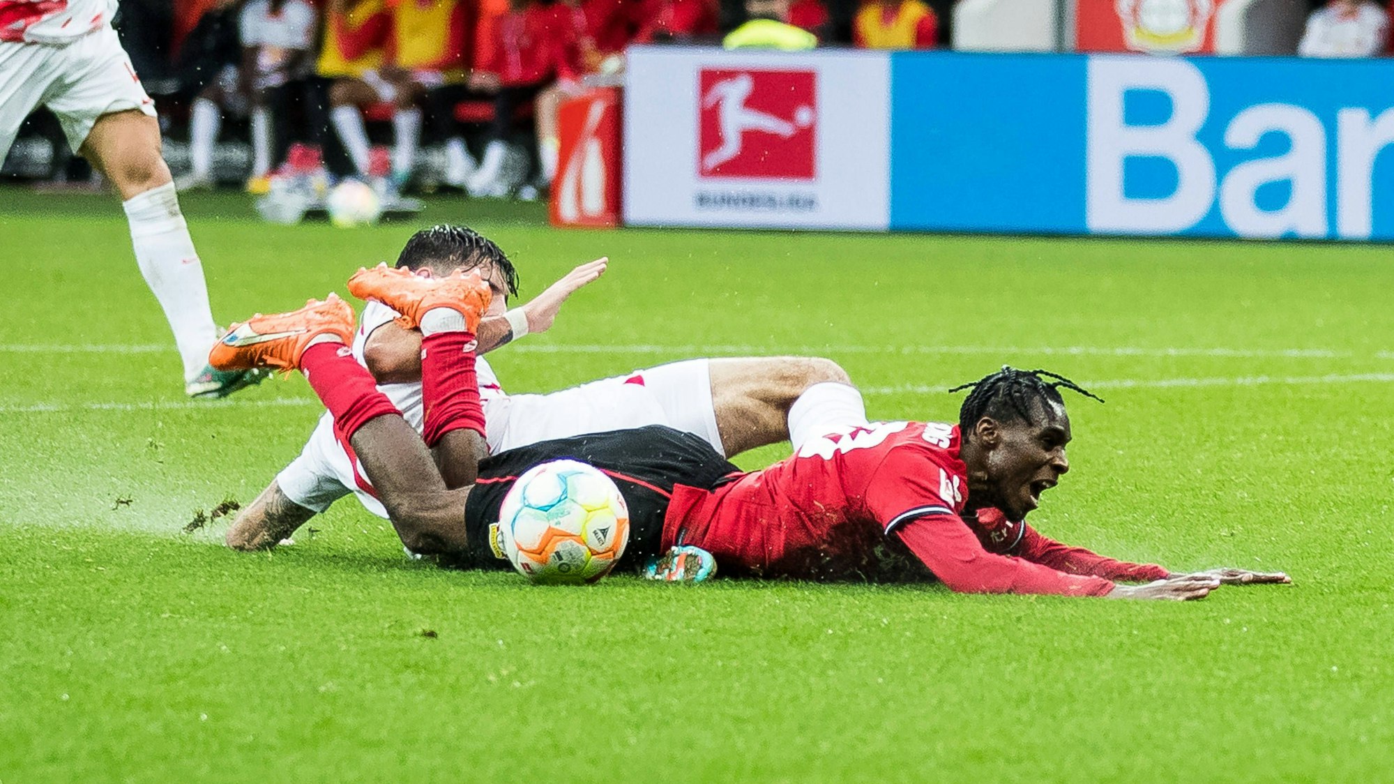 RB Leipzigs Dominik Szoboszlai mit der Notbremse gegen Jeremie Frimpong.