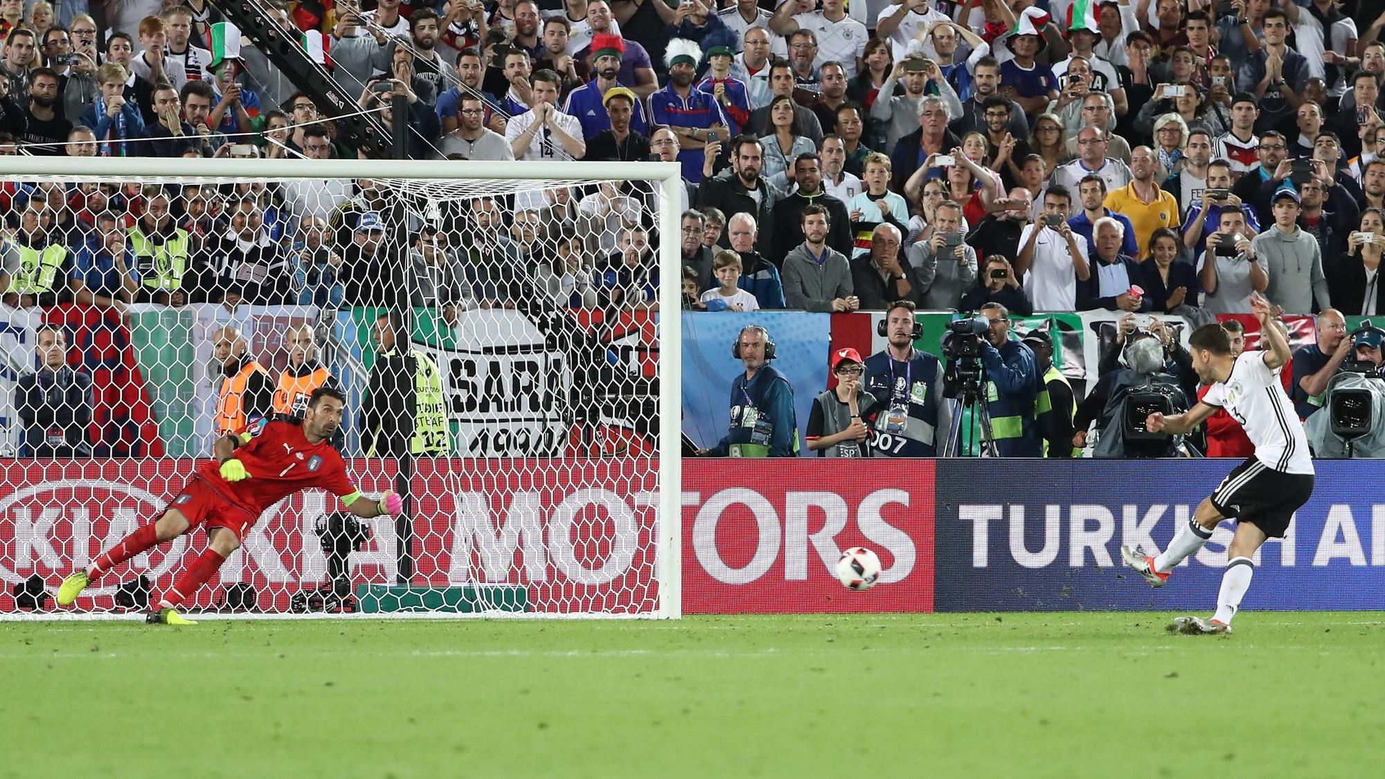 Jonas Hector (Deutschland Germany) sorgt mit seinem Elfmeter gegen Torwart Gianluigi Buffon (Italien, Italy) für die Entscheidung - UEFA EURO EM Europameisterschaft Fussball 2016 Deutschland vs Italien Länderspiel Nationalmannschaft : Deutschland vs. Italien, Stade Matmut Atlantique, Bordeaux, Viertelfinale
Jonas Hector Germany Germany provides with his Penalty against Goalkeeper Gianluigi Buffon Italy Italy for The Decision UEFA Euro euro European Championship Football 2016 Germany vs Italy international match national team Germany vs Italy Stade Matmut Atlantique Bordeaux Quarter-finals
