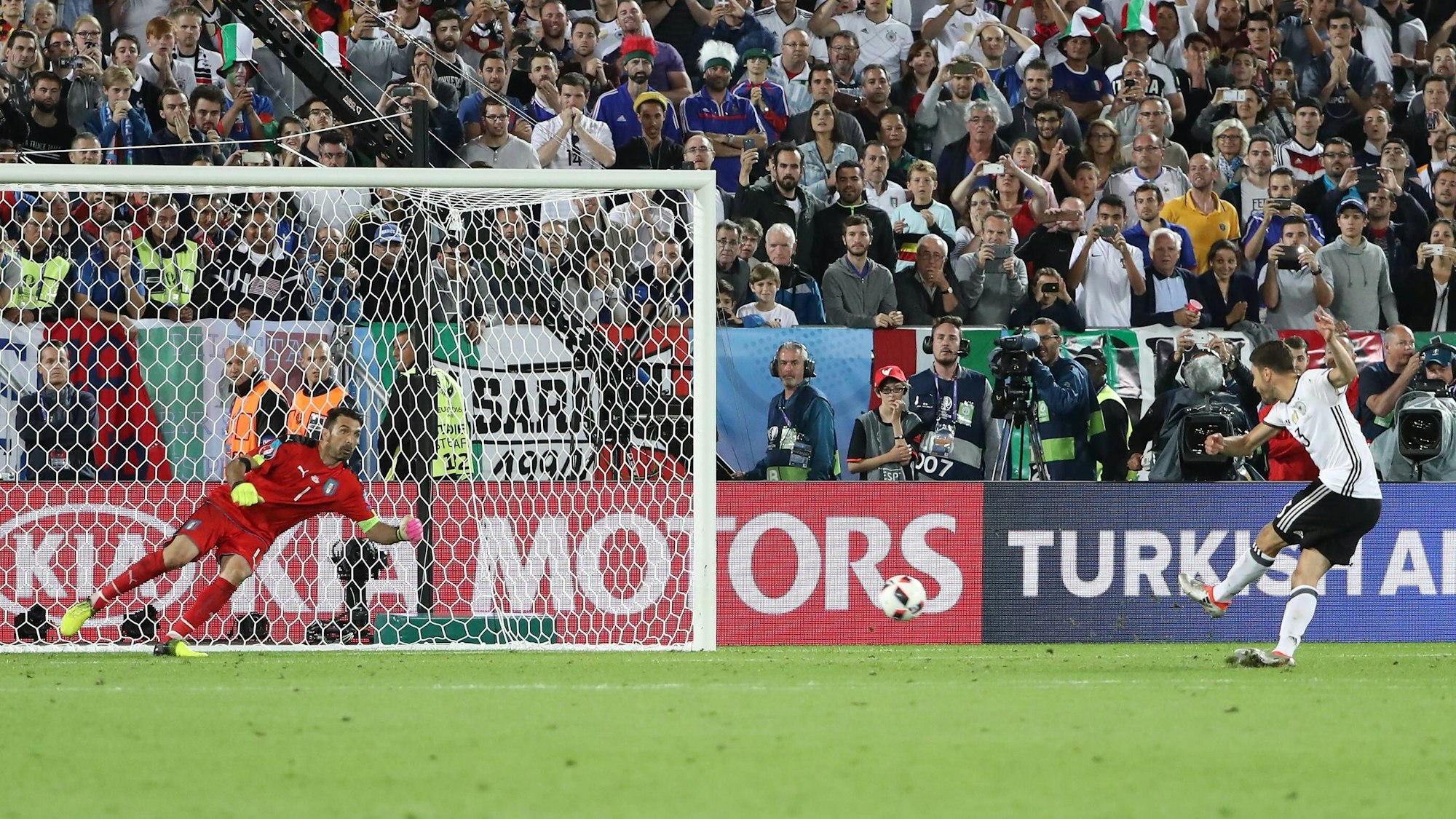 Jonas Hector (Deutschland Germany) sorgt mit seinem Elfmeter gegen Torwart Gianluigi Buffon (Italien, Italy) für die Entscheidung - UEFA EURO EM Europameisterschaft Fussball 2016  Deutschland vs Italien Länderspiel Nationalmannschaft : Deutschland vs. Italien, Stade Matmut Atlantique, Bordeaux, Viertelfinale
Jonas Hector Germany Germany provides with his Penalty against Goalkeeper Gianluigi Buffon Italy Italy for The Decision UEFA Euro euro European Championship Football 2016 Germany vs Italy international match national team Germany vs Italy Stade Matmut Atlantique Bordeaux Quarter-finals