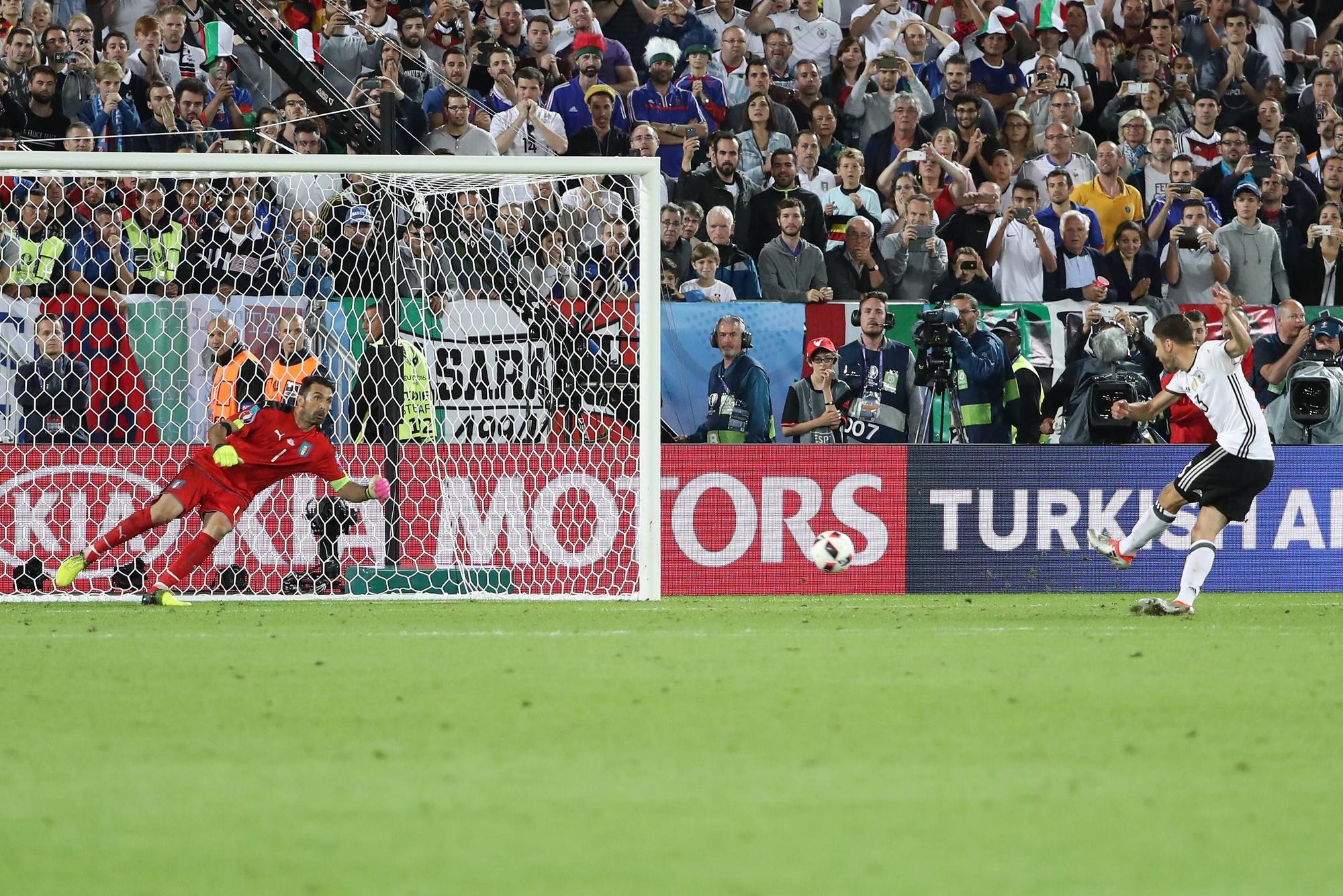 Deutschlands Jonas Hector verwandelt im EM-Viertelfinale 2016 gegen Italiens Gianluigi Buffon den entscheidenden Elfmeter.