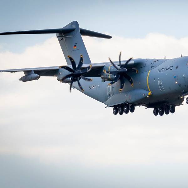 Ein Transportflugzeug vom Typ Airbus A400M der Luftwaffe befindet sich im Landeanflug auf den Fliegerhorst Wunstorf in der Region Hannover. (Archivbild)