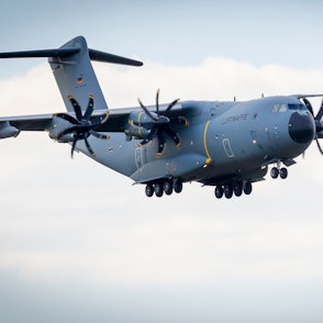 Ein Transportflugzeug vom Typ Airbus A400M der Luftwaffe befindet sich im Landeanflug auf den Fliegerhorst Wunstorf in der Region Hannover. (Archivbild)
