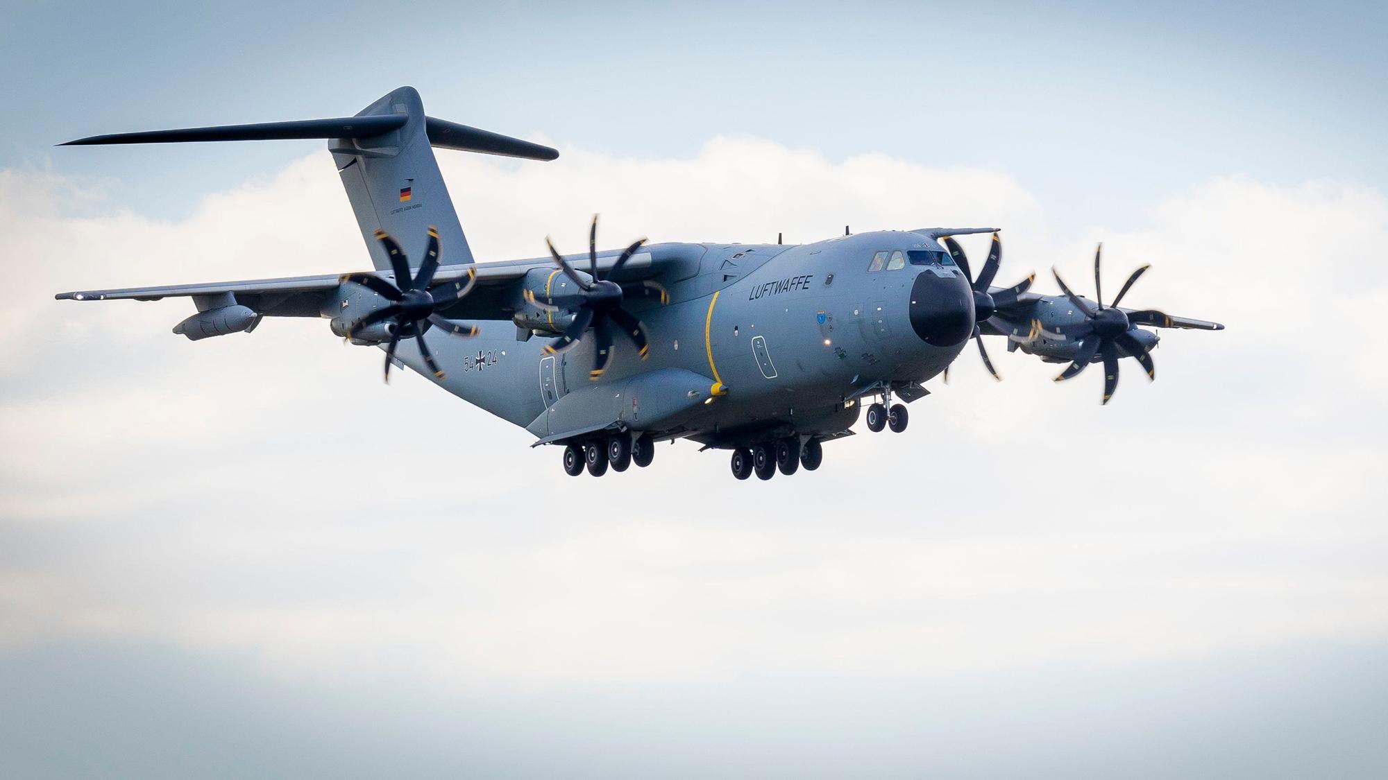 Ein Transportflugzeug vom Typ Airbus A400M der Luftwaffe befindet sich im Landeanflug auf den Fliegerhorst Wunstorf in der Region Hannover. (Archivbild)