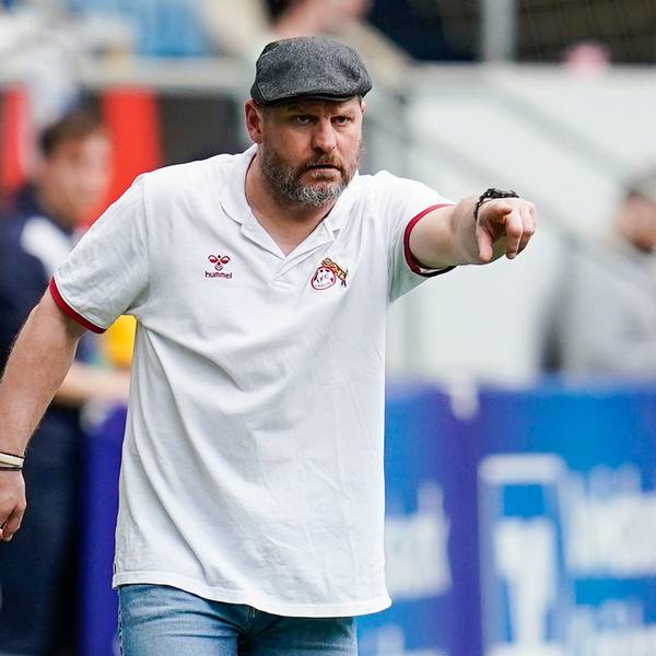 Kölns Trainer Steffen Baumgart gibt im Spiel bei der TSG Hoffenheim Anweisungen an seine Mannschaft.