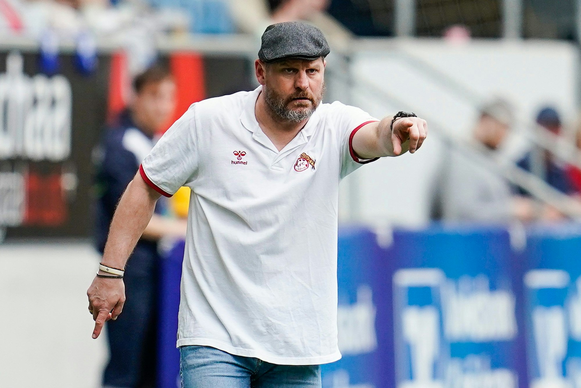 Kölns Trainer Steffen Baumgart gibt im Spiel bei der TSG Hoffenheim Anweisungen an seine Mannschaft.