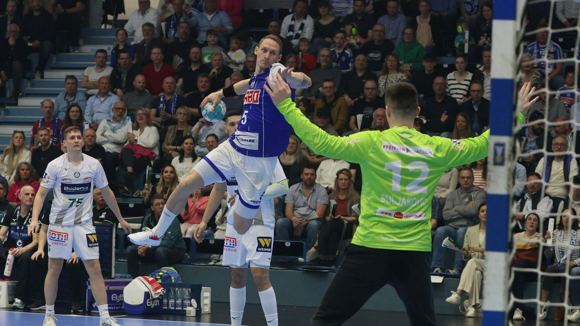 Zu sehen ist eine Szene aus einem Handballspiel.