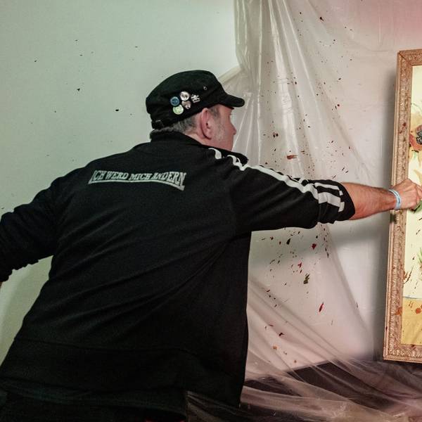 TV-Koch Ole Plogstedt wirft im St. Pauli Museum Brei auf ein Bild.
