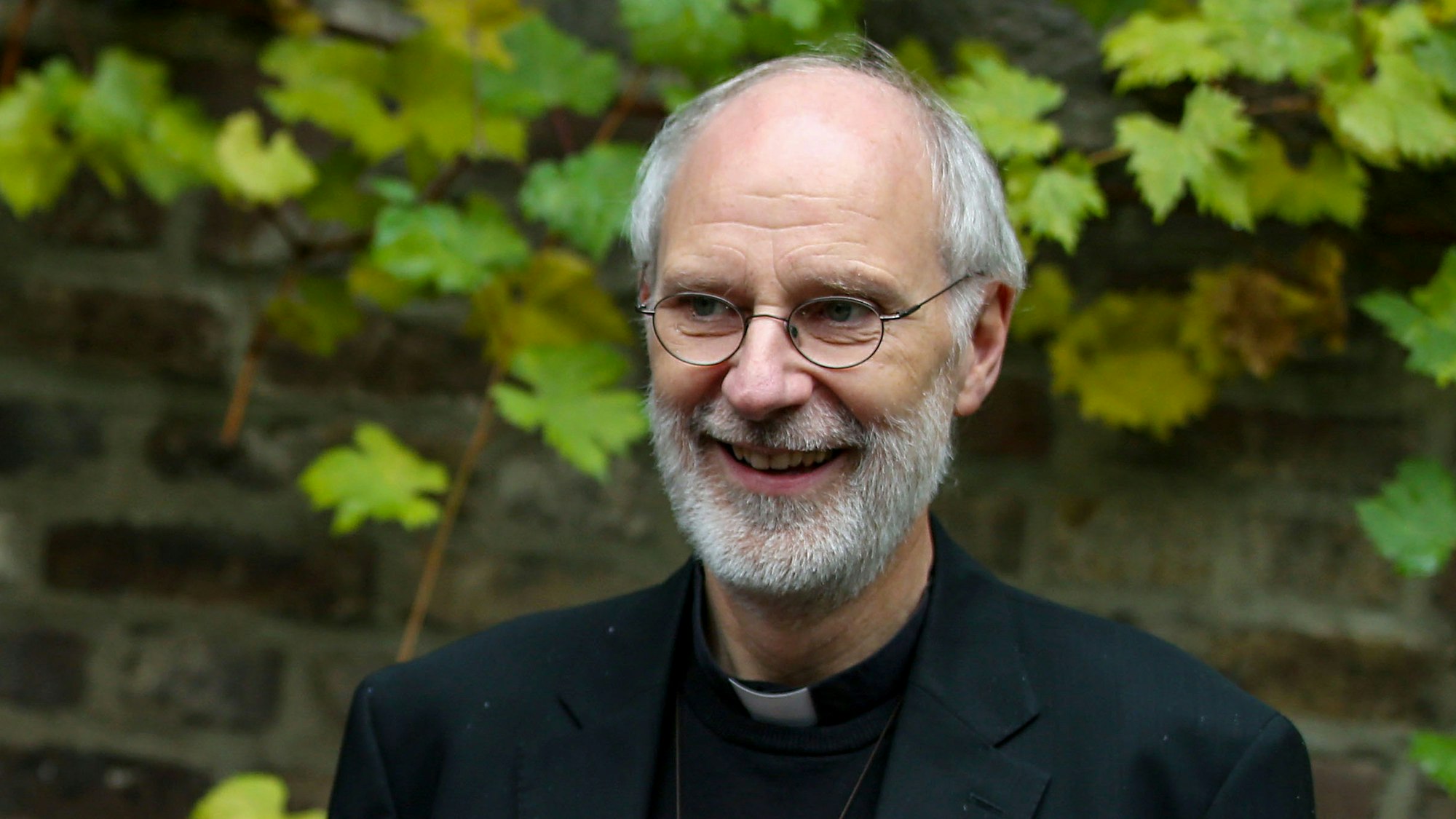 Weihbischof Ansgar Puff steht im Hof des Obdachlosenzentrums Gubbio.