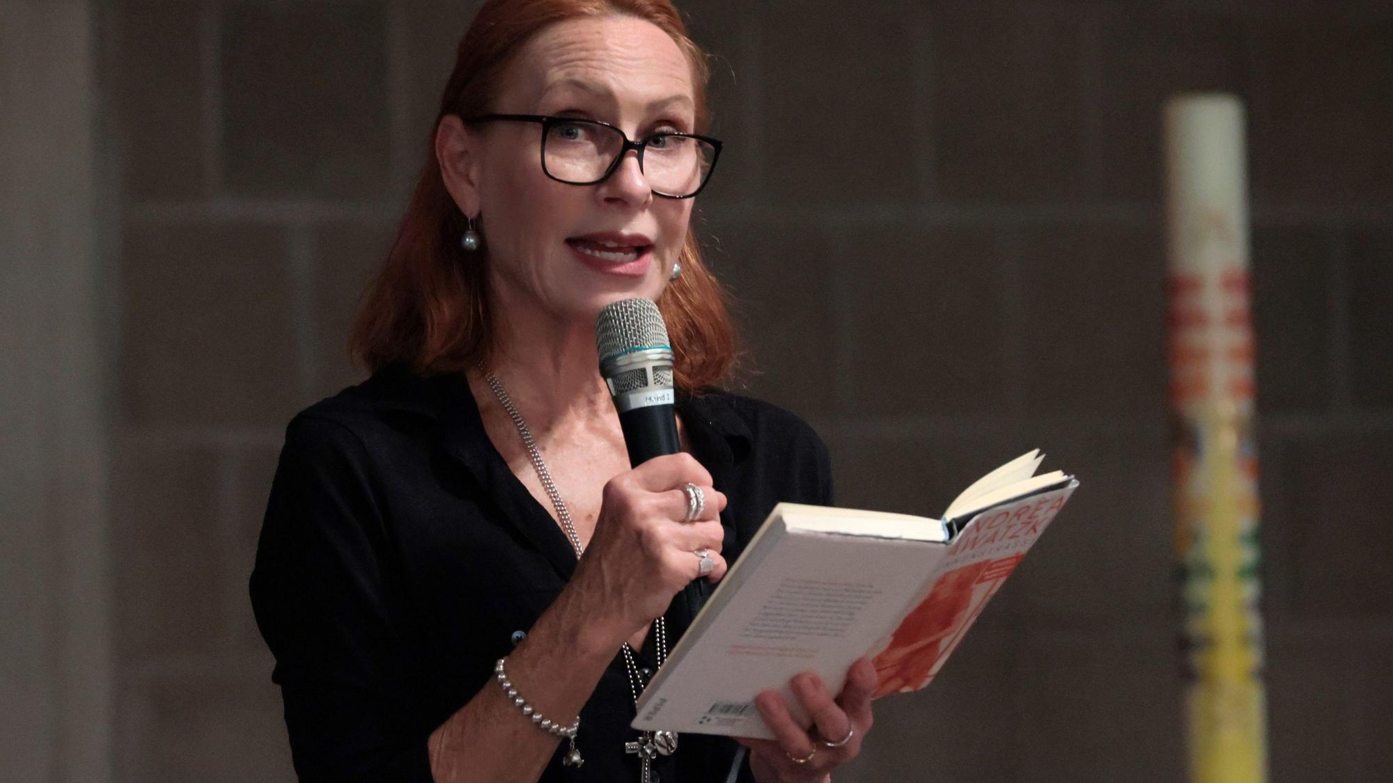 Andrea Sawatzki liest in der Hoffnungskirche Leverkusen-Rheindorf.