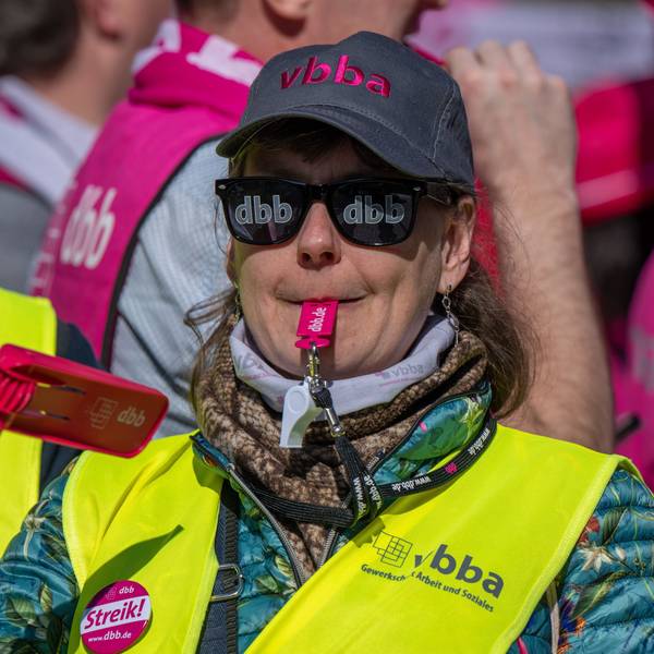 Eine Frau demonstriert vor Beginn der Tarifverhandlungen für den öffentlichen Dienst von Bund und Kommunen. (Archivbild)