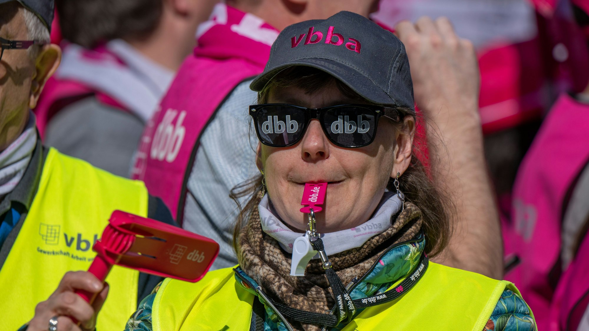 Eine Frau demonstriert vor Beginn der Tarifverhandlungen für den öffentlichen Dienst von Bund und Kommunen. (Archivbild)