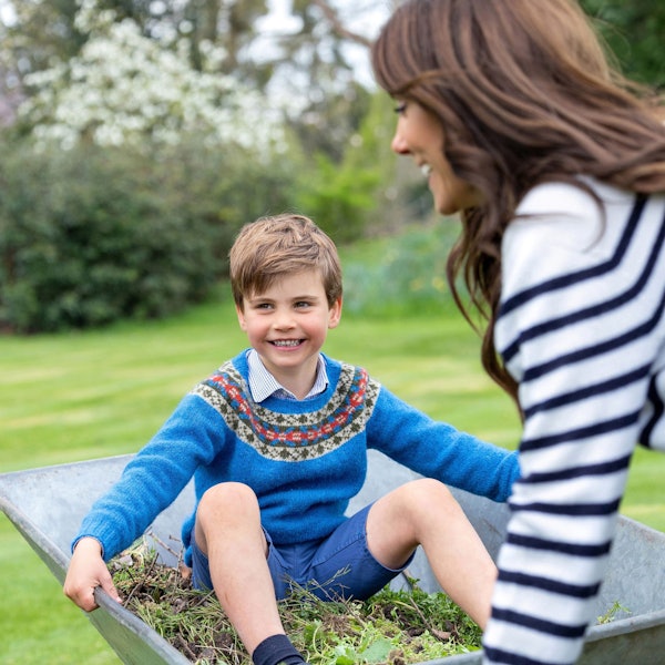 Dieses Bild zeigt Prinz Louis, der am Sonntag seinen fünften Geburtstag feiert. Prinz Louis sitzt in einer Schubkarre, die seine Mutter, die Prinzessin von Wales, schiebt.